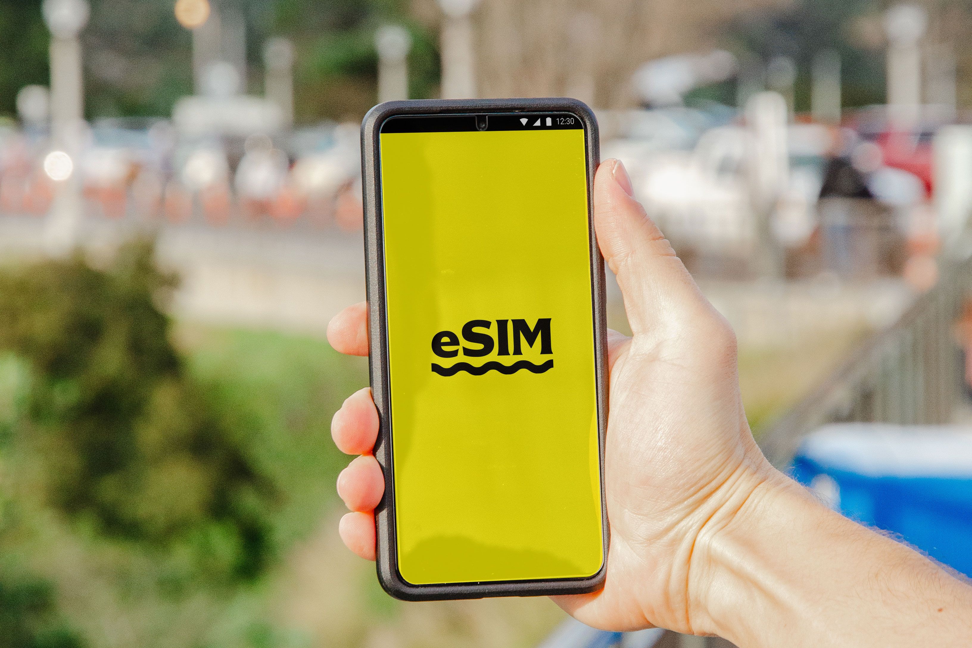 Ekran telefonu z aplikacją eSIM