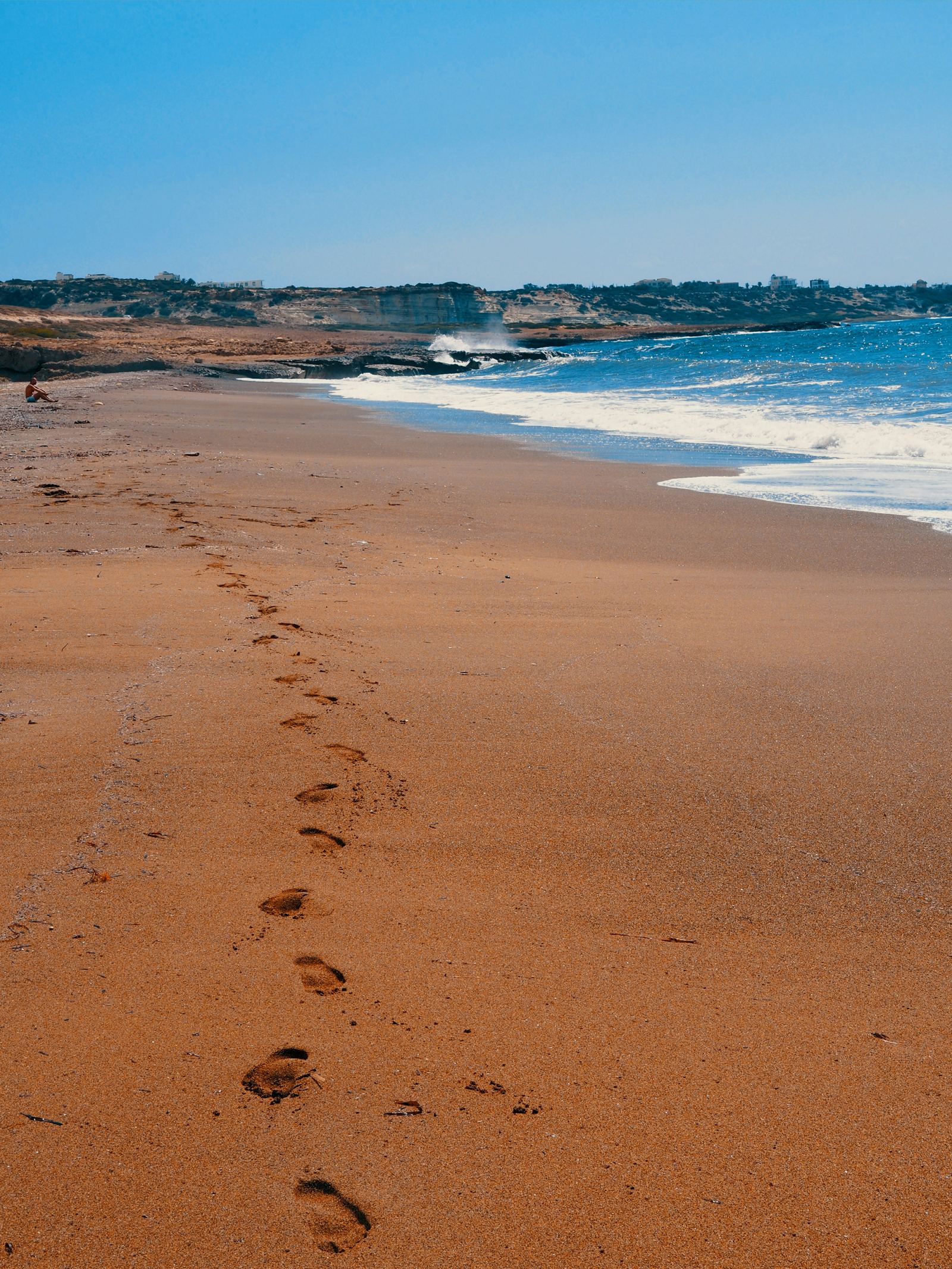 Ślady stóp na piaszczystej plaży
