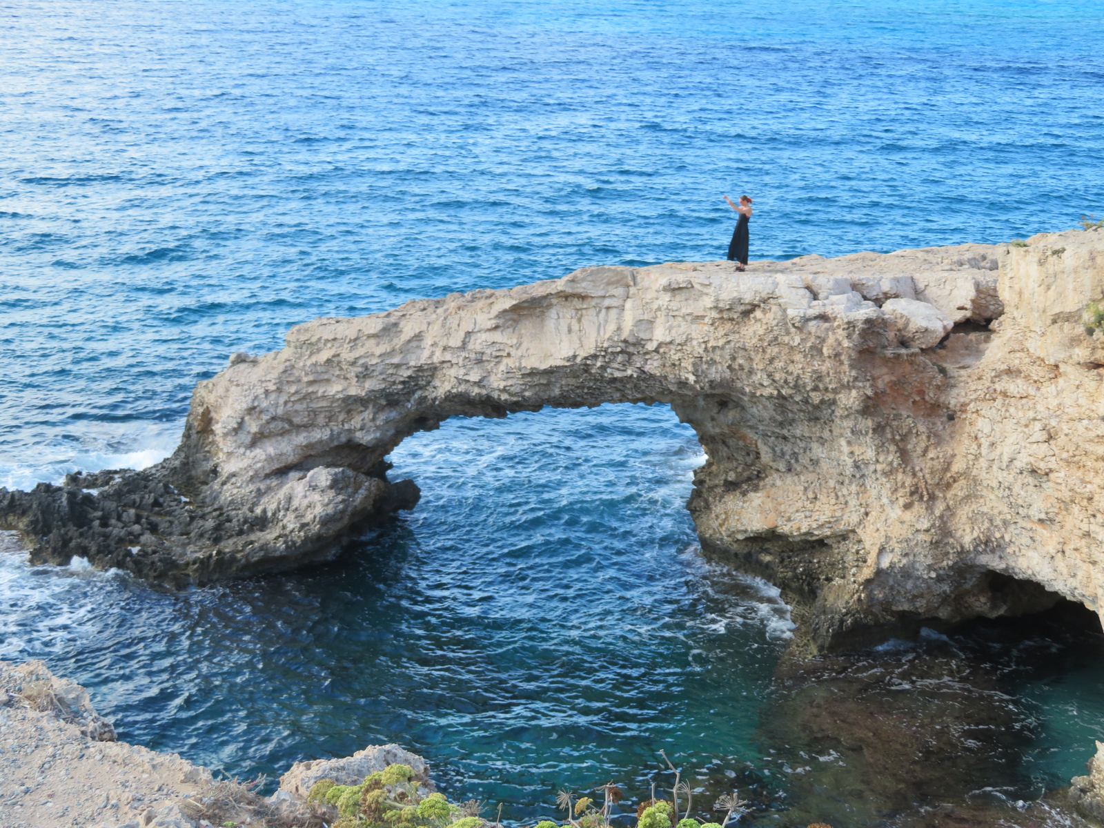 Osoba na łuku skalnym Love Bridge