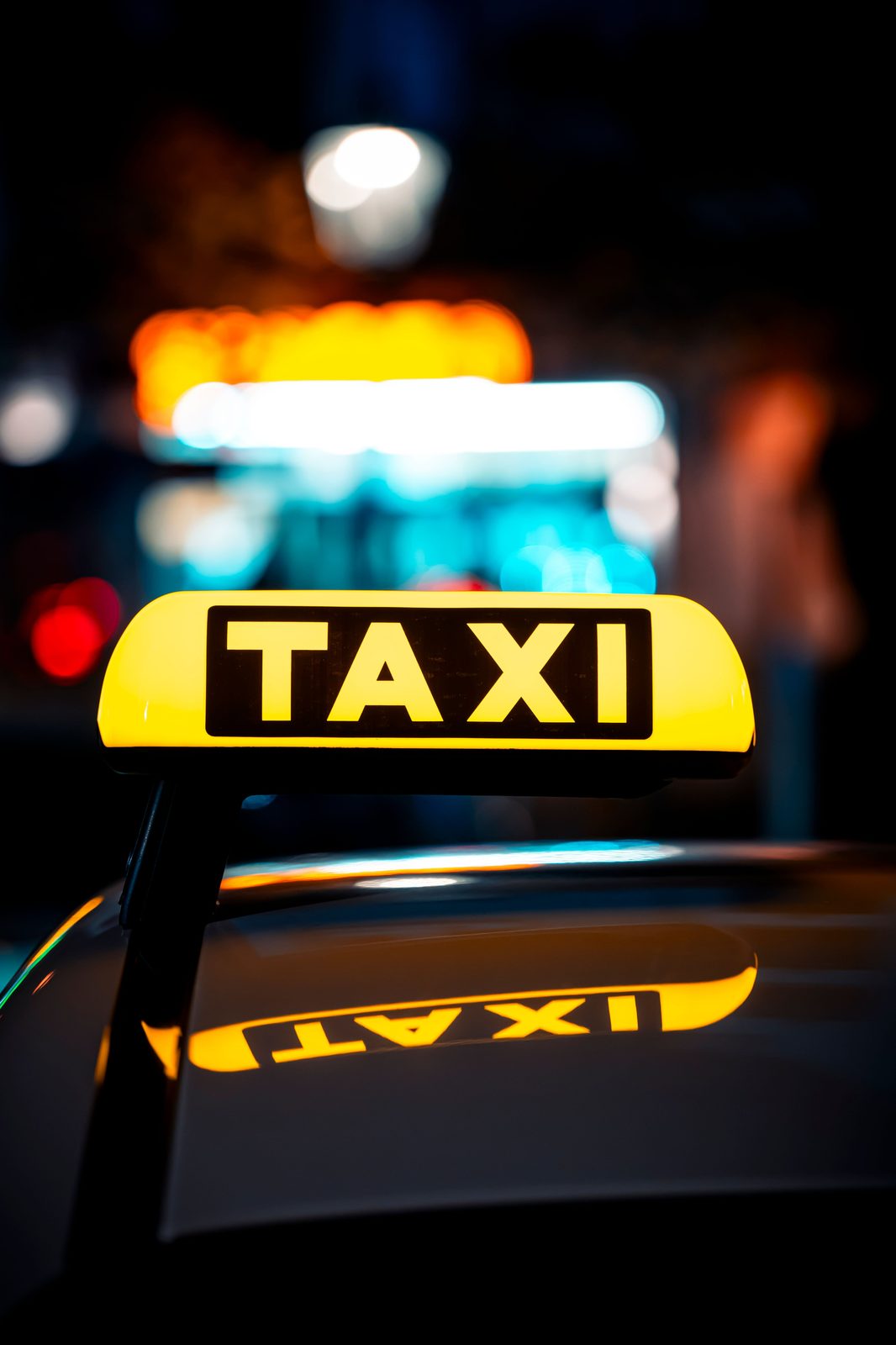 Znak taxi nocą